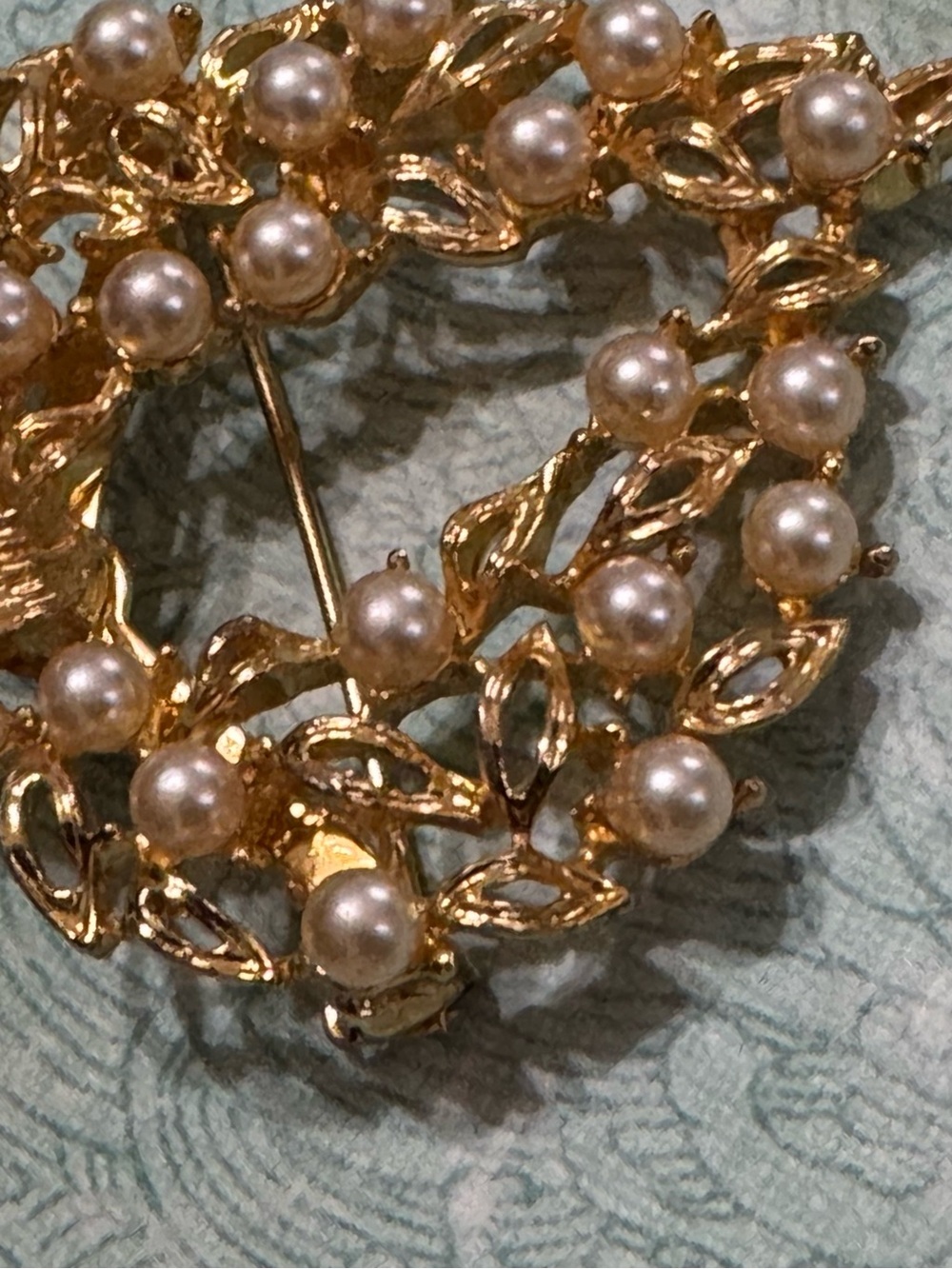 VINTAGE GOLD TONE AND FAUX PEARLS BROOCH - Picture 3 of 9